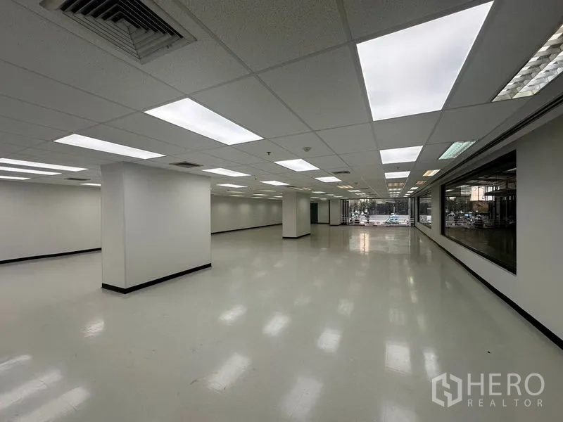 办公空间 出租在Phaya Thai, Bangkok - 明亮工作空间，吊顶、中央空调出风口与室内玻璃隔断。