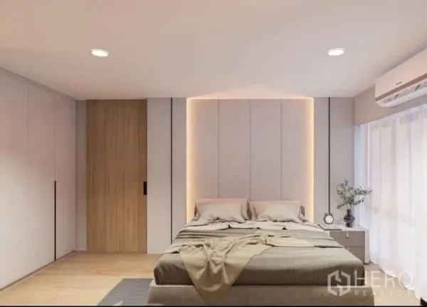 คอนโด ให้เช่าในHuai Khwang, Bangkok - ห้องนอนมินิมอล ผนังหัวเตียงซ่อนไฟและหน้าต่างผ้าม่านโปร่ง