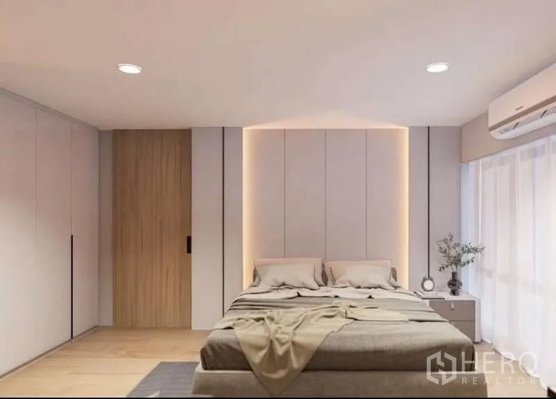 คอนโด ให้เช่าในHuai Khwang, Bangkok - ห้องนอนมินิมอล ผนังหัวเตียงซ่อนไฟและหน้าต่างผ้าม่านโปร่ง