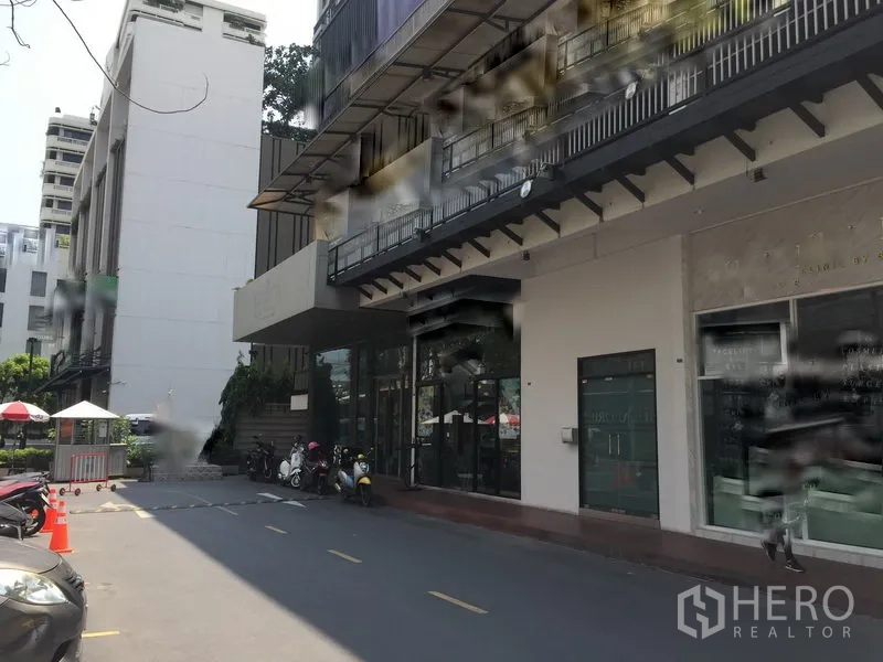 零售空间 出租在Khlong Toei, Bangkok - 现代商业楼外观，多家店面与现场停车位，邻近轻轨