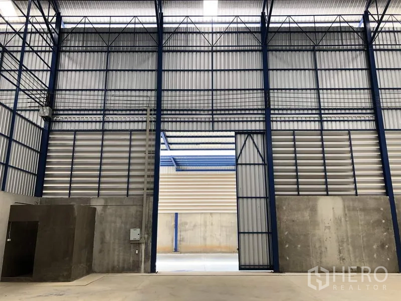货栈 出租在Lat Lum Kaeo, Pathum Thani - 高挑滑门与钢框入口，配有通风板和装卸空间。