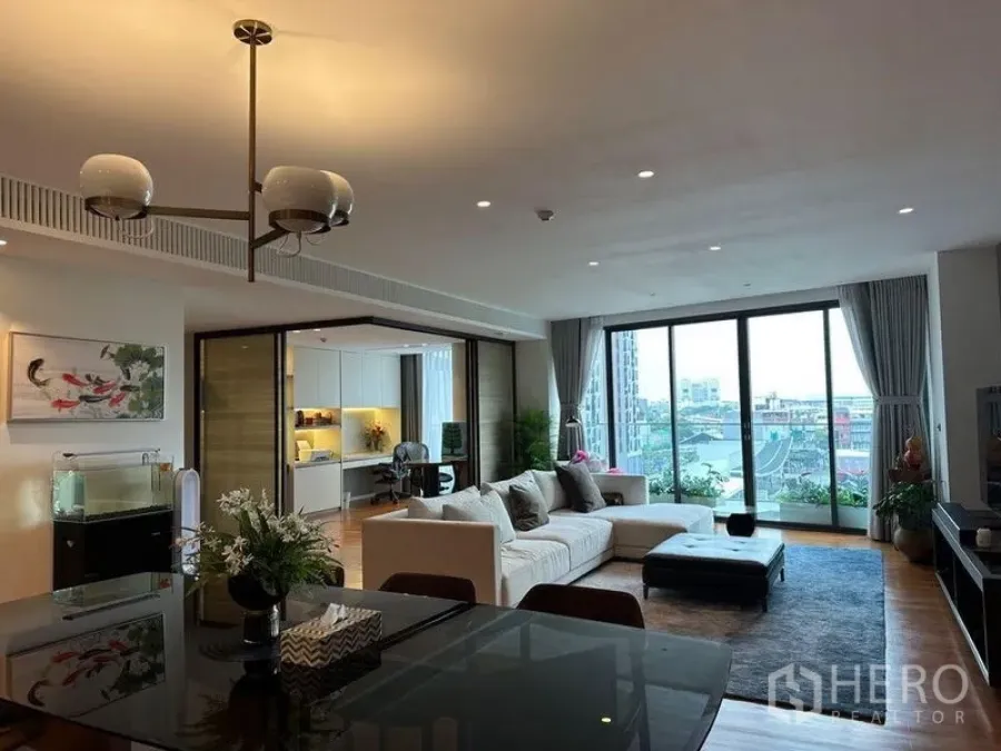 คอนโด ขายในWatthana, Bangkok - ห้องนั่งเล่นแบบเปิดโล่ง โซฟาขนาดใหญ่ ระเบียงวิวเมือง และมุมโฮมออฟฟิศ