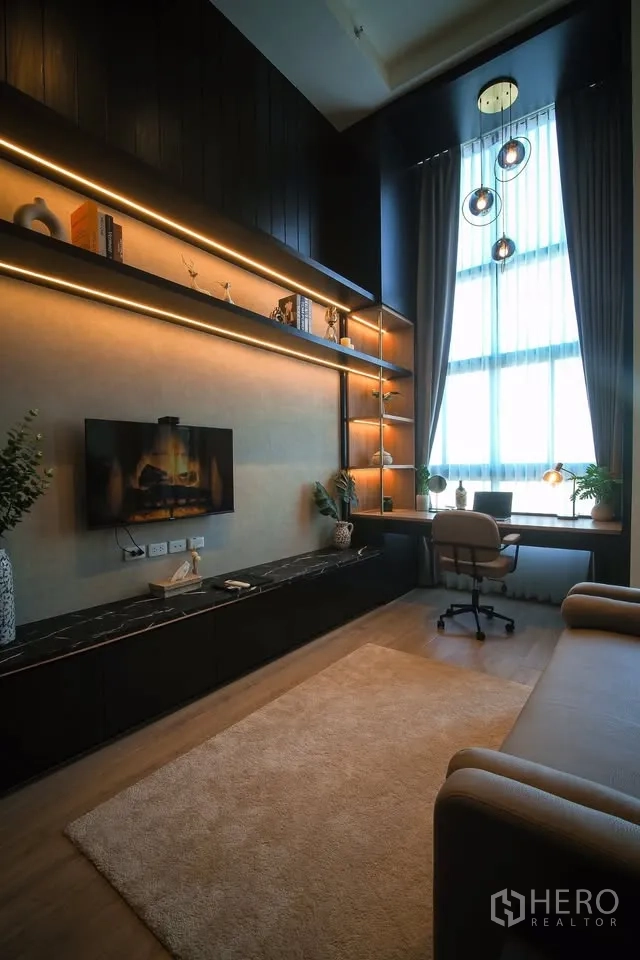 公寓 for rent in Huai Khwang, Bangkok - 采光明亮的起居区，落地窗、书桌、现代层架与地毯。