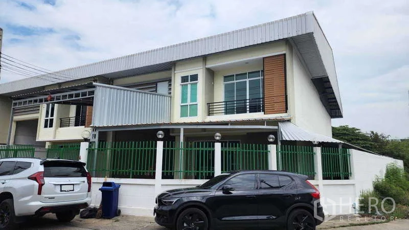 โรงงาน ให้เช่าในSamut Sakhon - มุมมองภายนอกตัวอาคารหัวมุม รั้วสีเขียวและกันสาด