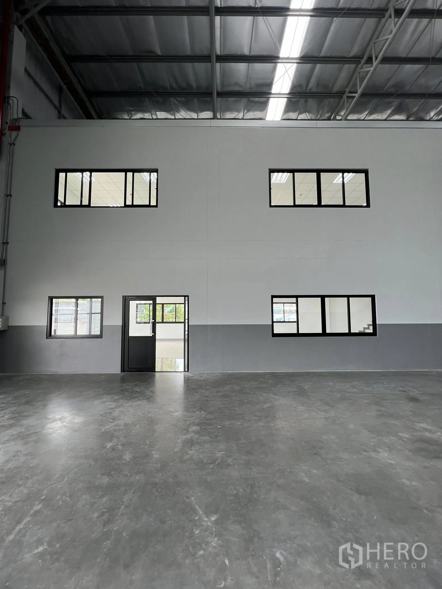 โกดัง for rent in Phra Pradaeng, Samut Prakan - อาคารสำนักงานภายในโกดังสองชั้น มีหน้าต่างหลายบานและประตูเข้าออก
