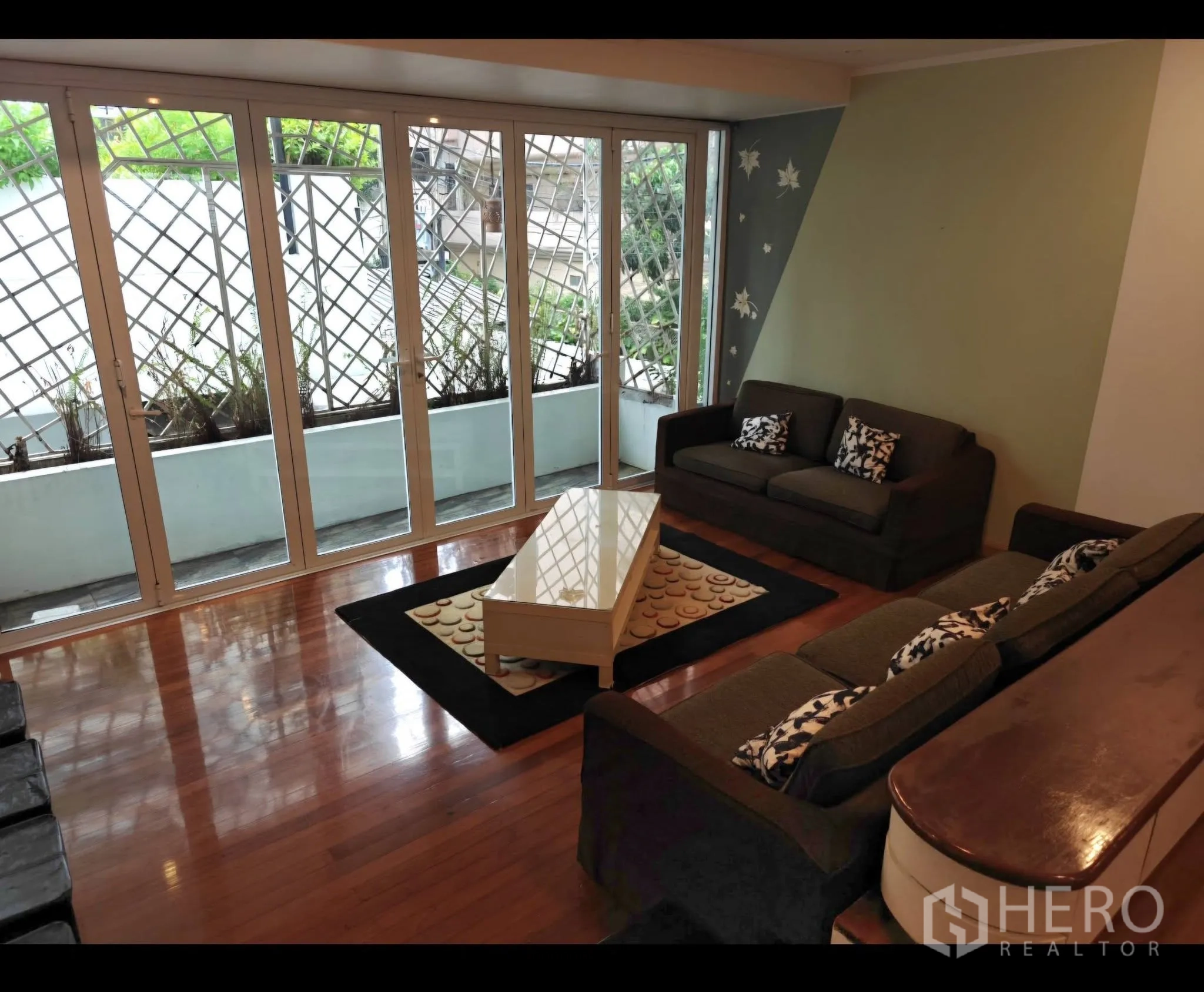 公寓 for rent in Sathon, Bangkok - 第二客厅连接种植槽与格栅的长阳台，摆放双人沙发与茶几。