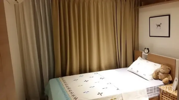 公寓 出租在Watthana, Bangkok - 次卧配双人床、落地窗帘与装饰画。