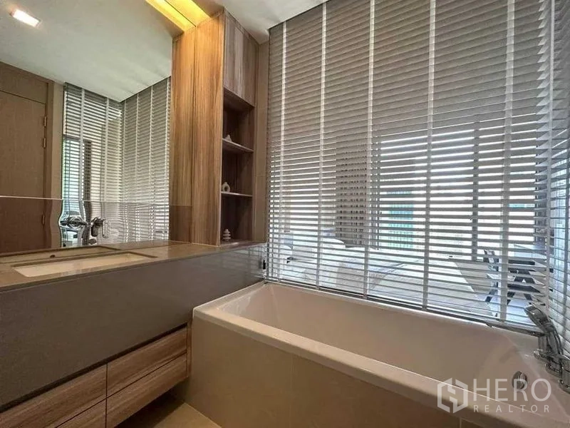 公寓 出租在Watthana, Bangkok - 浴室带浸泡浴缸、木质收纳与百叶窗