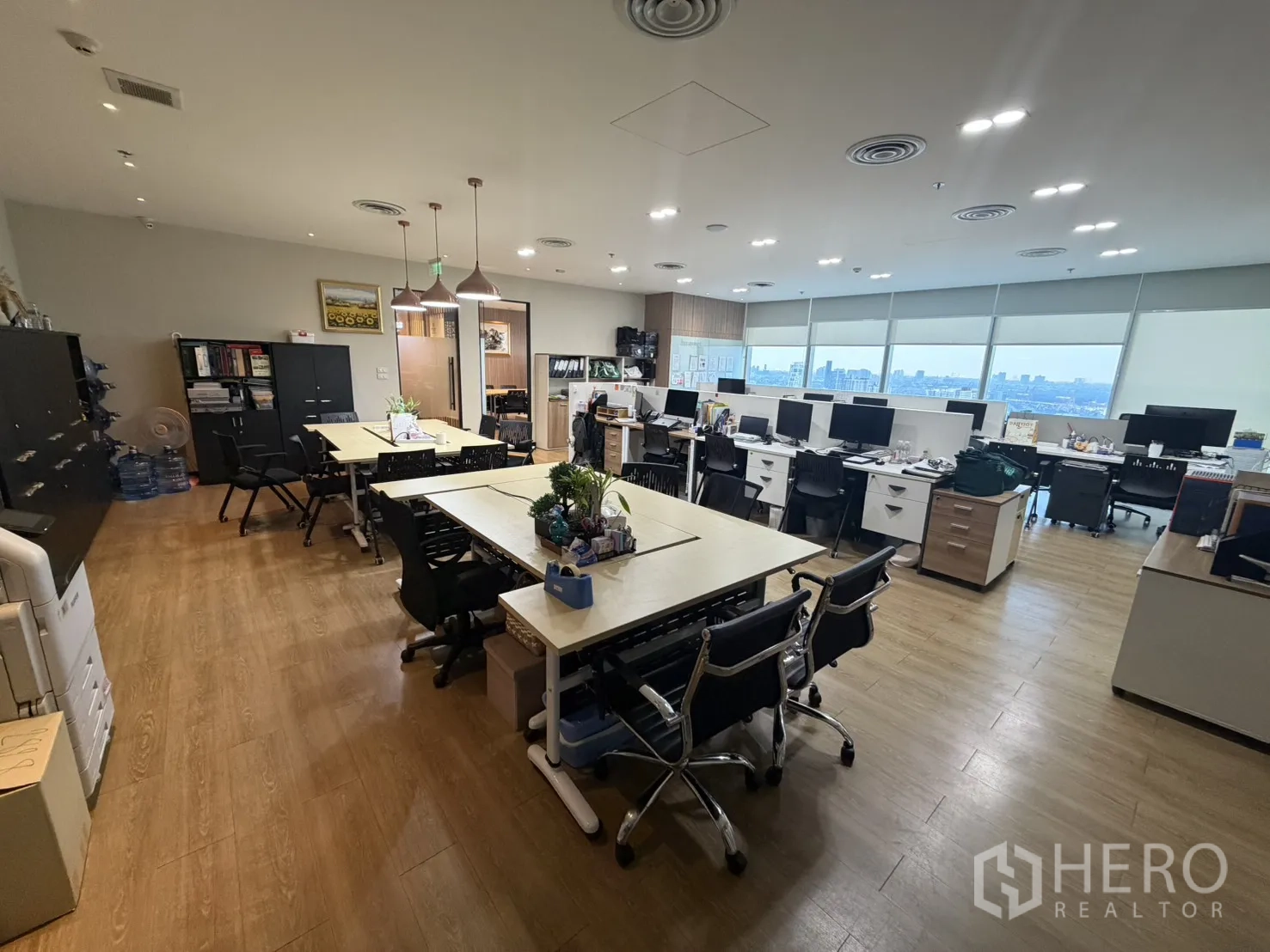 办公室 for rent in Khlong Toei, Bangkok - 宽敞办公室，多个工作站、储物柜、木地板与全景城市景观。
