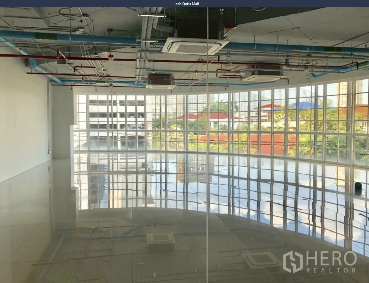 Office Space for rent in Khlong Toei, Bangkok - Corner workspace with panoramic glass facade and city and greenery views across large windows.