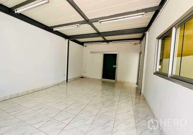 คลังสินค้า ให้เช่าในPak Kret, Nonthaburi - ห้องสำนักงานปูกระเบื้อง มีหน้าต่างและคานเหล็กภายในโกดัง