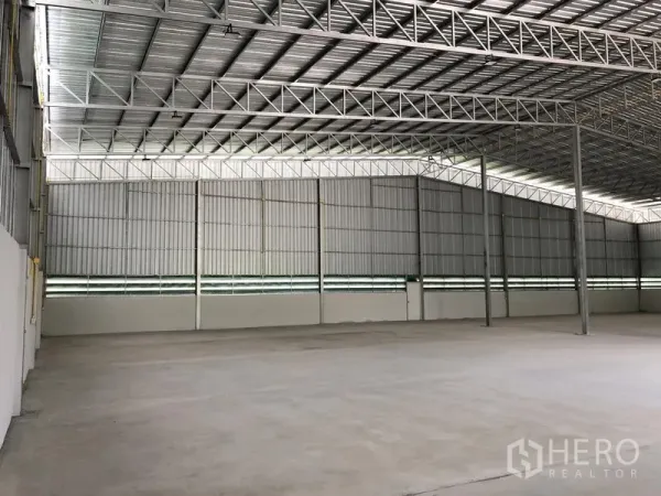 货栈 出租在Lat Lum Kaeo, Pathum Thani - 开阔库房，钢柱结构与自然采光带
