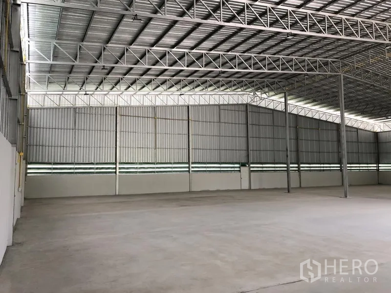 货栈 出租在Lat Lum Kaeo, Pathum Thani - 开阔库房，钢柱结构与自然采光带