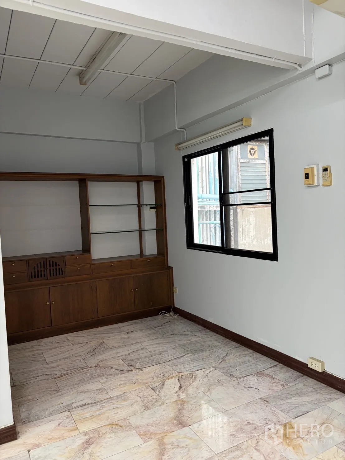โฮมออฟฟิศ for rent in Watthana, Bangkok - ห้องทำงานขนาดเล็กพร้อมตู้บิวท์อินไม้และพื้นลายหินอ่อน