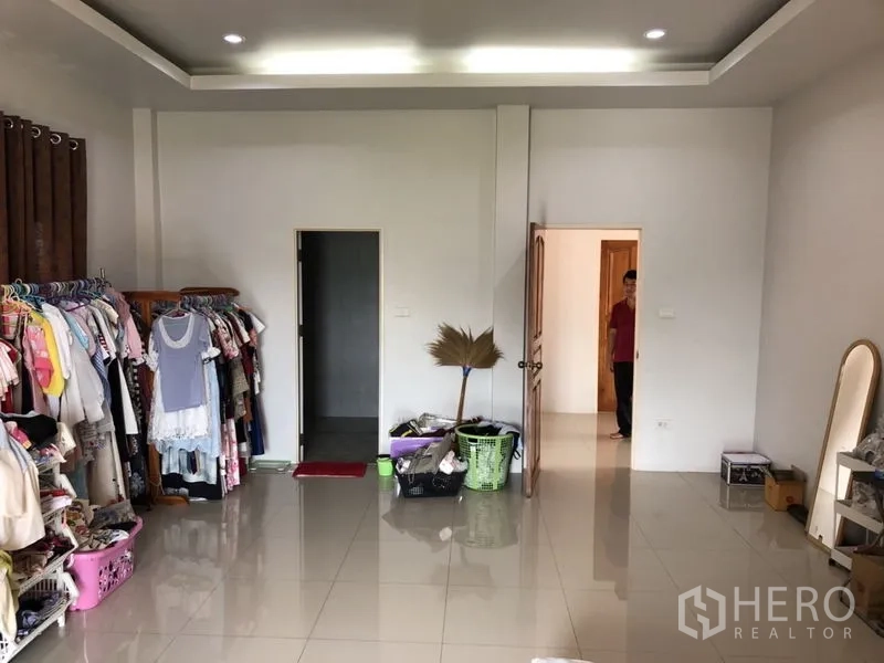 บ้าน ขายในLam Luk Ka, Pathum Thani - มุมแต่งตัวพร้อมราวแขวนเสื้อในห้องนอนใหญ่