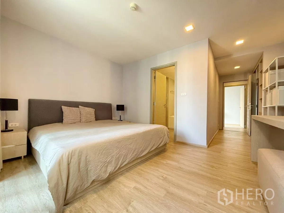 公寓 出租或出售在Watthana, Bangkok - 主卧配特大床、木地板与套卫门。