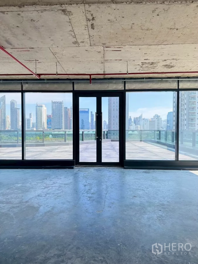 Office Space for rent in Din Daeng, Bangkok - Floor-to-ceiling glass doors opening to a large terrace with panoramic views of central Bangkok.