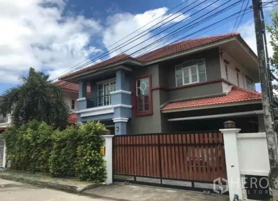 独立式住宅 出售 - 曼谷拉抛区两层独立屋，红色瓦顶，阳台与木栅栏大门
