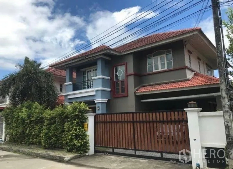 独立式住宅 出售 - 曼谷拉抛区两层独立屋，红色瓦顶，阳台与木栅栏大门