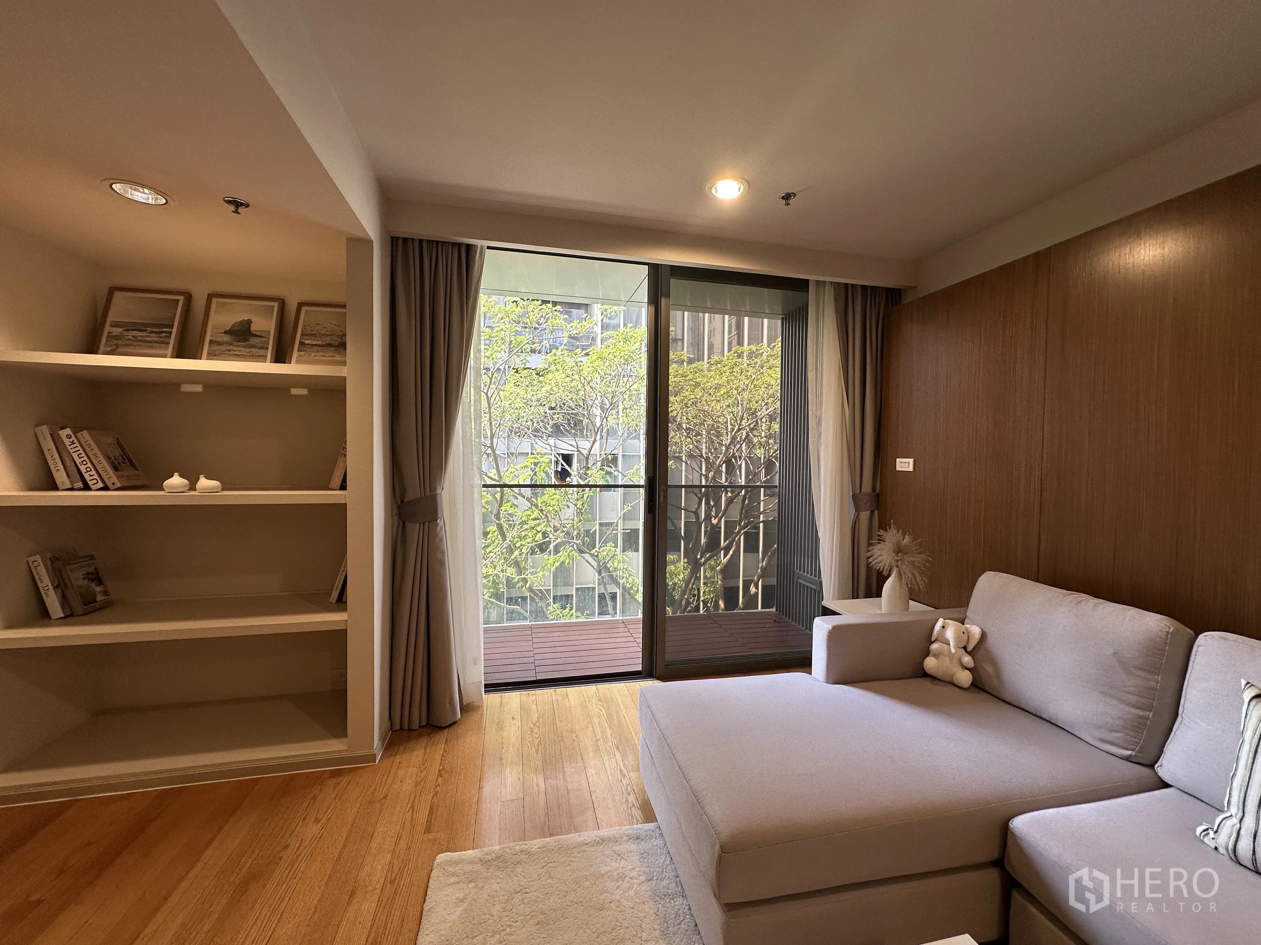 คอนโด for rent in Khlong Toei, Bangkok - มุมอ่านหนังสือพร้อมชั้นวาง ติดประตูกระจกบานเลื่อนออกระเบียง