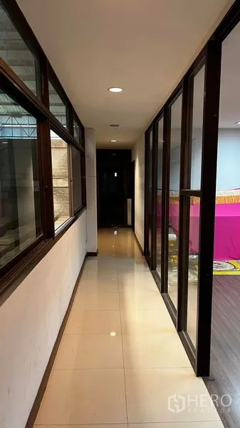 工厂 出租或出售在Pathum Thani - 带玻璃隔断与瓷砖地面的室内走廊