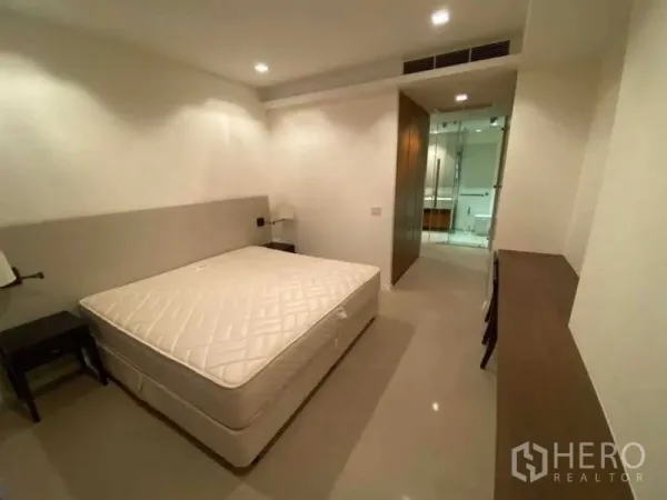 公寓 出租在Khlong San, Bangkok - 卧室配大床、长书桌与玻璃隔断的套内卫浴。