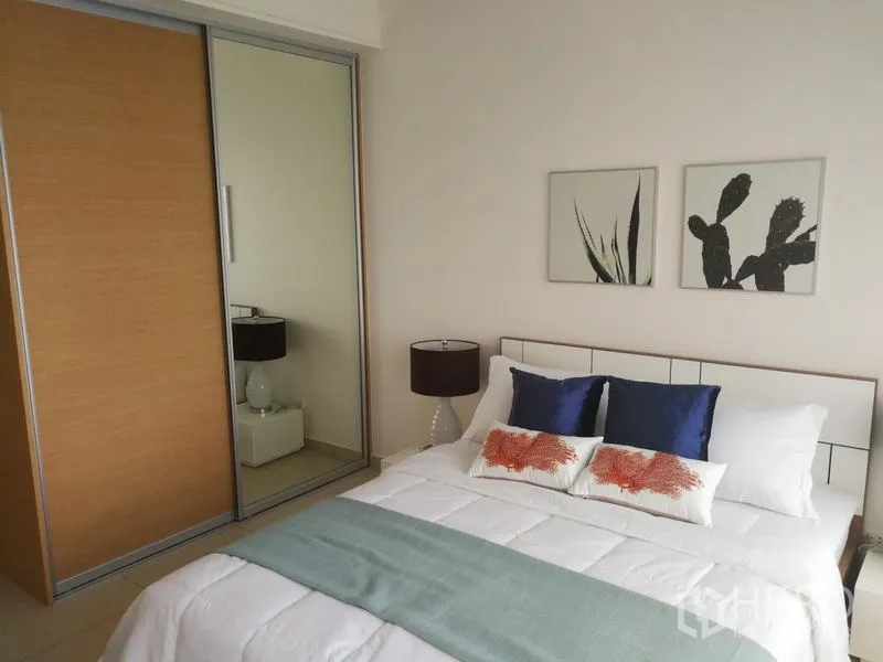 公寓 出租或出售在Watthana, Bangkok - 明亮卧室配双人床、镜面推拉衣柜与植物装饰画。