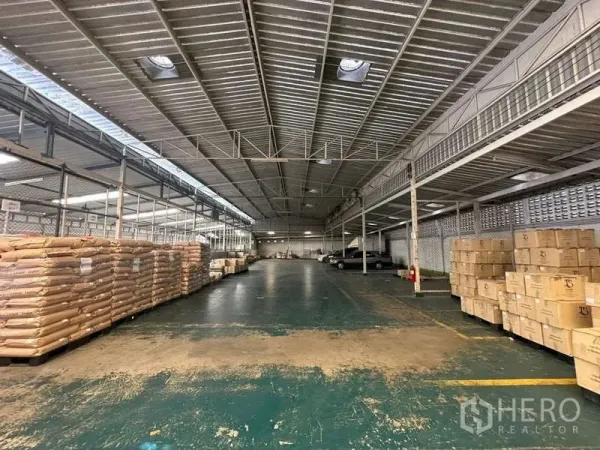 货栈 出租在Yan Nawa, Bangkok - 大型仓库，金属桁架顶与开阔作业面，标线通道清晰，箱货整齐码放在托盘上。