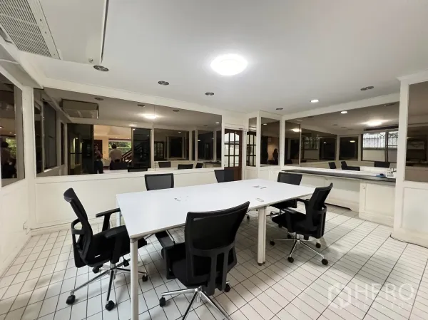 ทาวน์เฮาส์ ให้เช่าในWatthana, Bangkok - ห้องประชุมสว่างพื้นกระเบื้อง โต๊ะประชุมสีขาวและเก้าอี้สีดำ