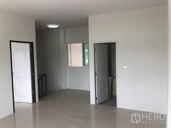 Factory for rent in Sai Noi, Nonthaburi - Bright mezzanine office with tiled floor, staircase access and a private restroom.