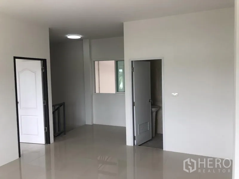 Factory for rent in Sai Noi, Nonthaburi - Bright mezzanine office with tiled floor, staircase access and a private restroom.