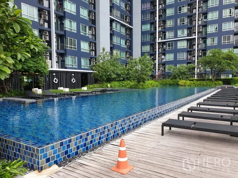 公寓 出租在Watthana, Bangkok - 室外泳池与日光平台，紧邻公寓楼