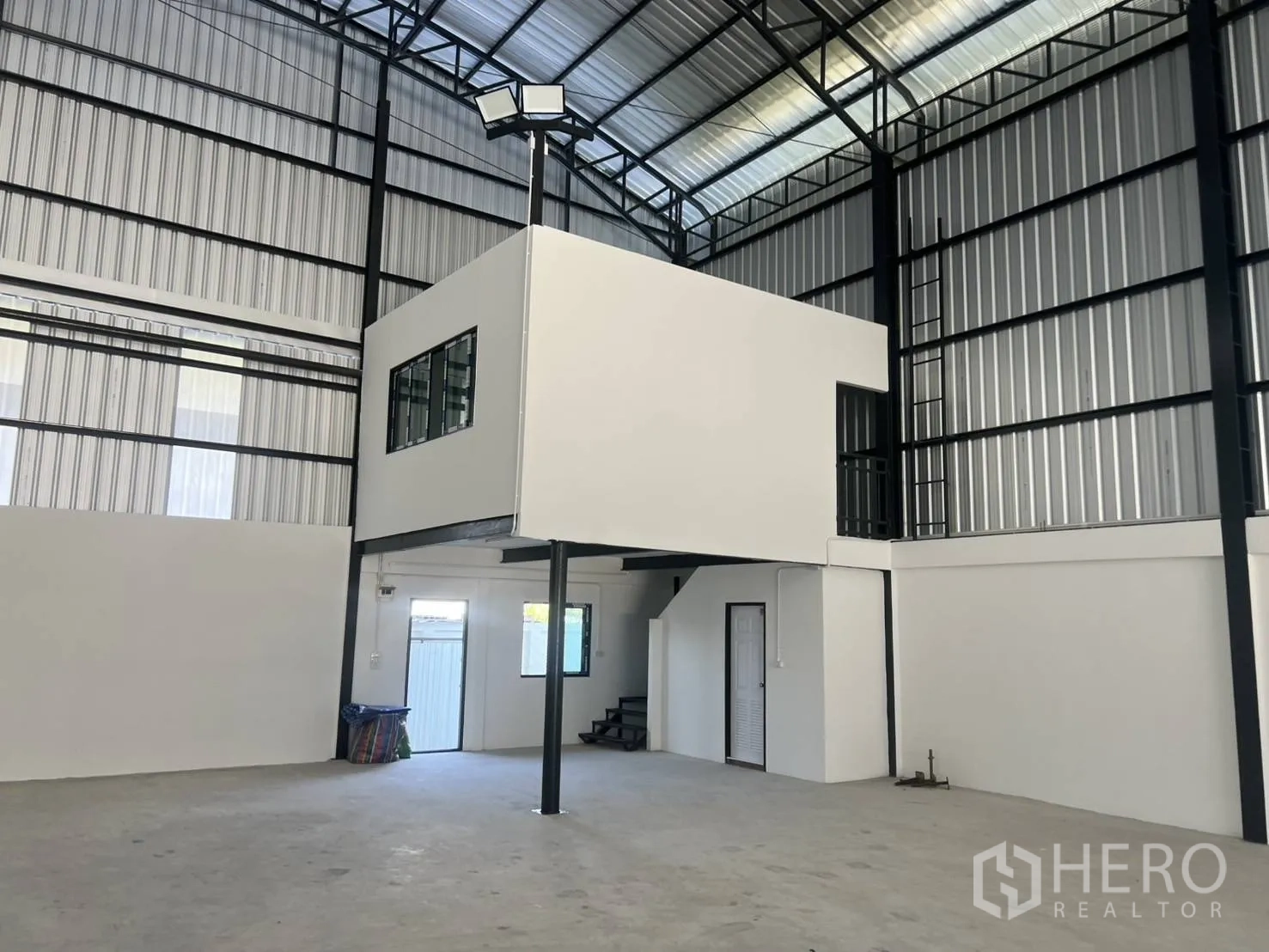 仓库 for rent in Bang Phli, Samut Prakan - 仓库内角落，抬高的办公室、数个门与高金属板墙面。