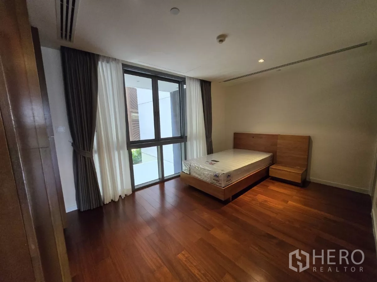 公寓 出租在Yan Nawa, Bangkok - 次卧配双人床、木地板和大幅窗户。