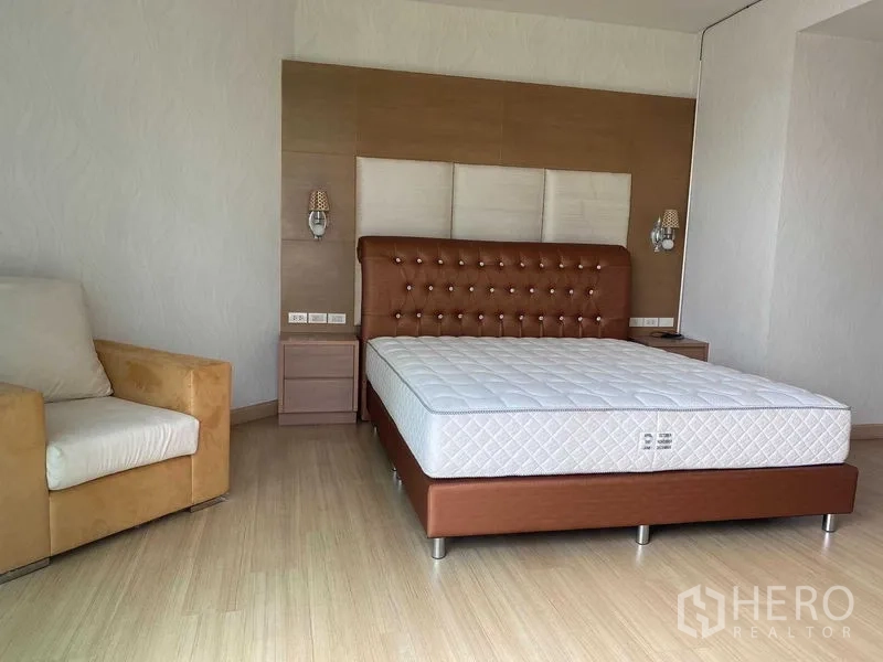 公寓 出租在Khlong San, Bangkok - 主卧宽敞，皮质纽扣床头与壁灯。