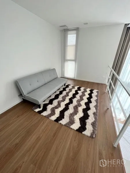 Detached House for rent - Outdoor terrace with bench seating, glass balustrade and lawn view.