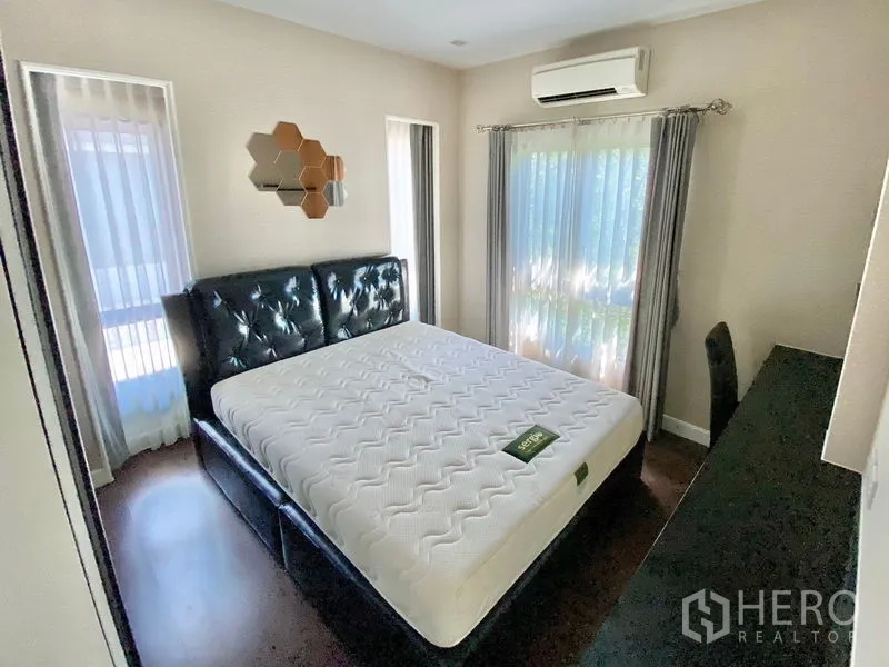 独立式住宅 出租在Prawet, Bangkok - 舒适卧室，双人床、书桌与空调