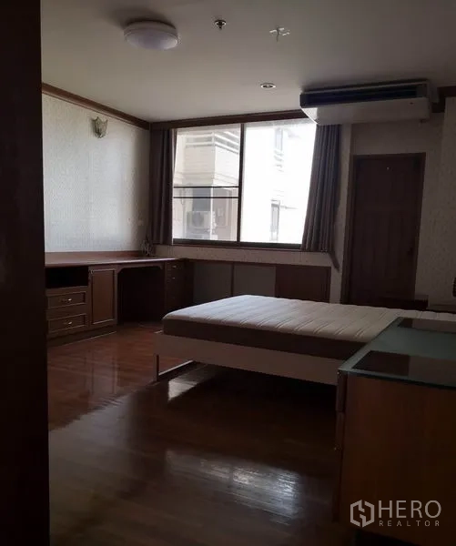 公寓 出租在Khlong Toei, Bangkok - 次卧配木地板、大窗、内置学习桌与空调