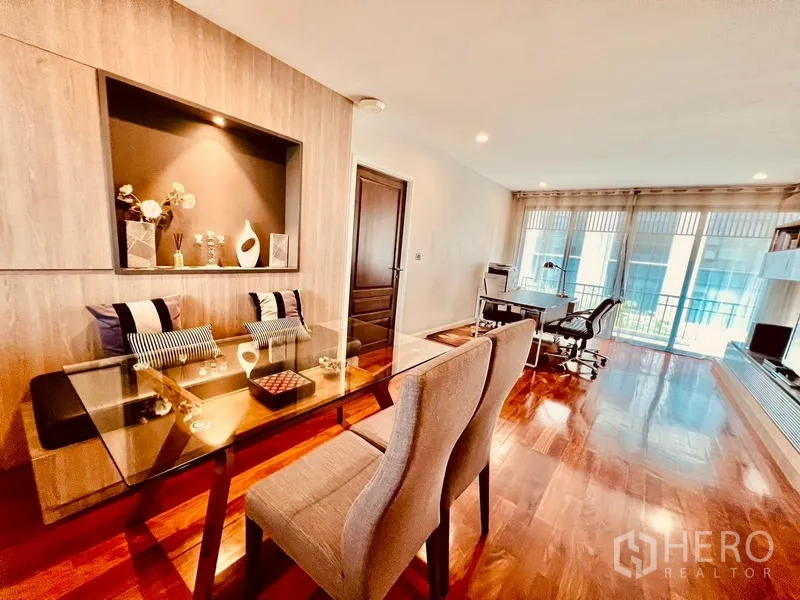 带办公室的家 出租在Khlong Toei, Bangkok - 狭长开放式空间，餐/会议角、书桌与阳台落地窗，木地板与壁柜。