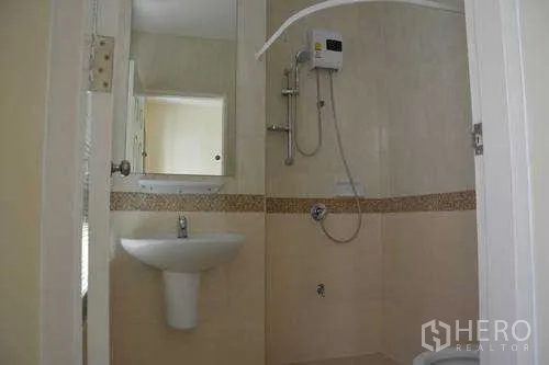 带办公室的家 出租在Wang Thonglang, Bangkok - 明亮浴室，立柱盆、镜柜与带热水器的淋浴区，位于曼谷家庭办公楼。