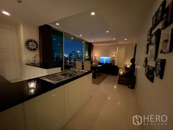 公寓 出售在Watthana, Bangkok - 夜晚的起居空间，连接阳台，可见城市灯火