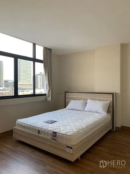公寓 出租 - 卧室配床与大窗，可欣赏城市天际线景观。