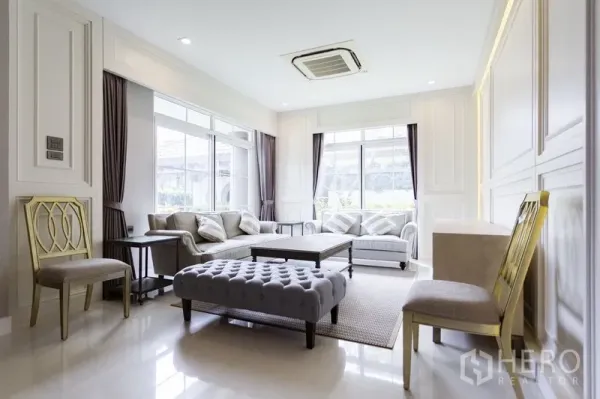 บ้าน ให้เช่าในMueang Samut Prakan, Samut Prakan - ห้องนั่งเล่นสว่างด้วยหน้าต่างบานใหญ่ โทนสีเรียบหรู พร้อมชุดโซฟาและแอร์แบบฝังฝ้า
