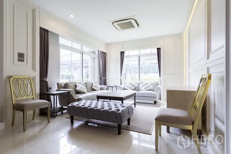 บ้าน ให้เช่าในMueang Samut Prakan, Samut Prakan - ห้องนั่งเล่นสว่างด้วยหน้าต่างบานใหญ่ โทนสีเรียบหรู พร้อมชุดโซฟาและแอร์แบบฝังฝ้า