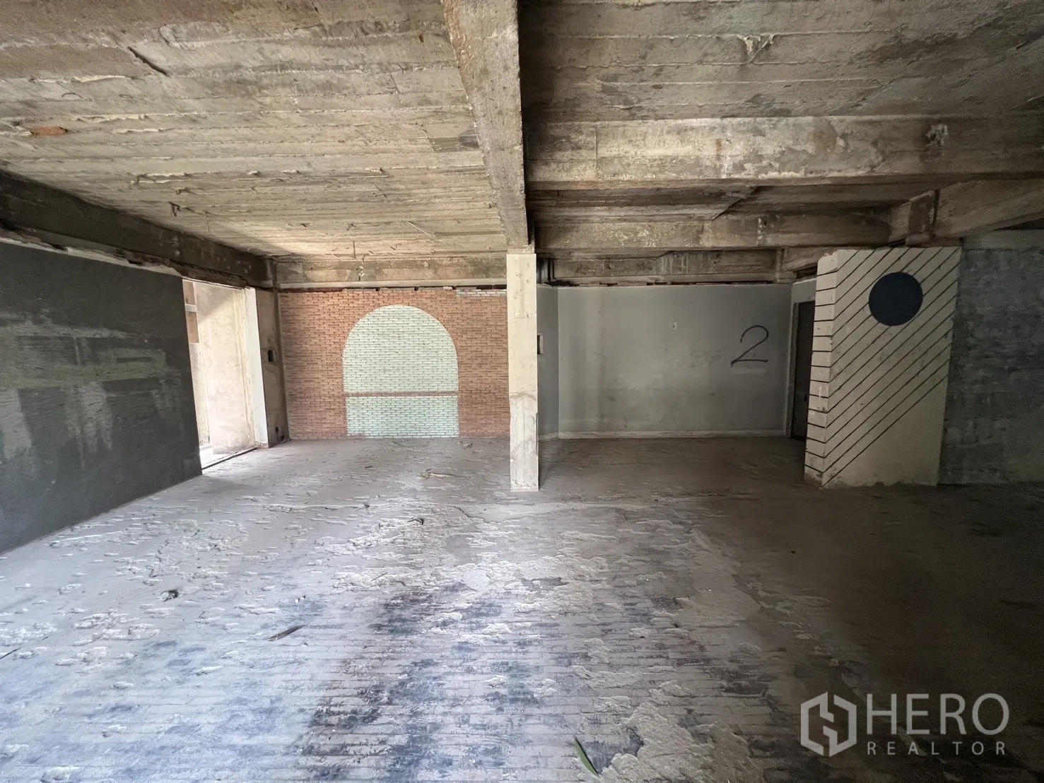 ตึกแถว for rent in Bang Rak, Bangkok - โถงลึกมีหน้าต่างหลายบานและพื้นคอนกรีตมีลาย