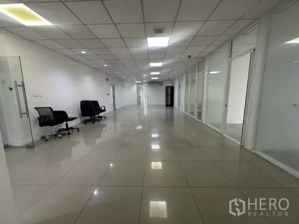 สำนักงาน ให้เช่าในHuai Khwang, Bangkok - พื้นที่ทำงานยาวแบบเปิด มีเก้าอี้ล้อเลื่อน หน้าห้องกระจก และพื้นกระเบื้องเงา