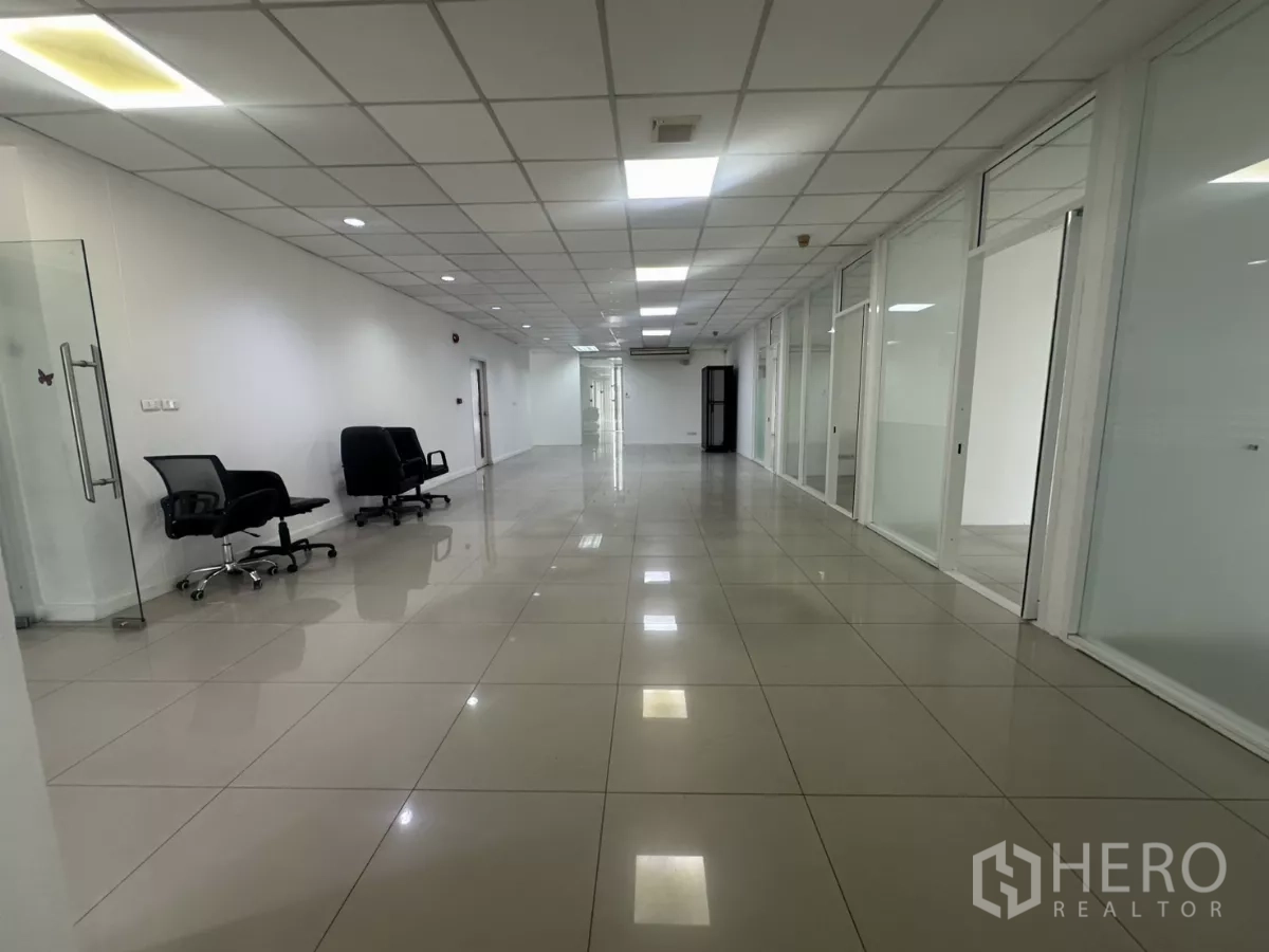 สำนักงาน ให้เช่าในHuai Khwang, Bangkok - พื้นที่ทำงานยาวแบบเปิด มีเก้าอี้ล้อเลื่อน หน้าห้องกระจก และพื้นกระเบื้องเงา