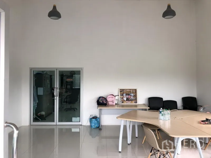 工厂 出租或出售在Wang Noi, Phra Nakhon Si Ayutthaya - 明亮的办公室与会议区，玻璃隔断与吊灯。