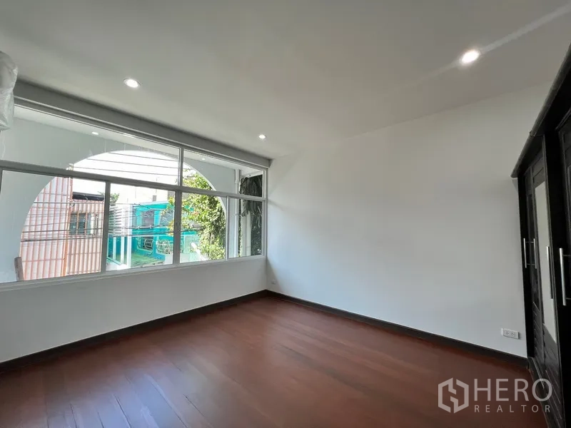 带办公室的家 出租在Watthana, Bangkok - 转角卧室设大窗户，采光良好、可见社区景致。