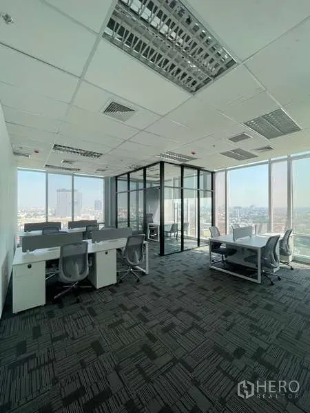 Office Space for rent in Bang Kapi, Bangkok - Bright open-plan office with glass meeting room, floor-to-ceiling windows and Bangkok city views.